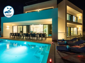 LARGE VILLA WITH HEATABLE POOL